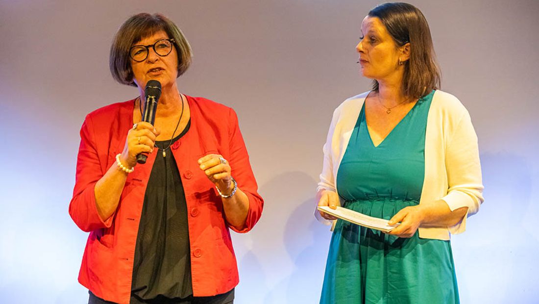 Jury Mitglied Petra Tiemann und Moderatorin Stefanie Jäkel im Gespräch auf der Bühne.