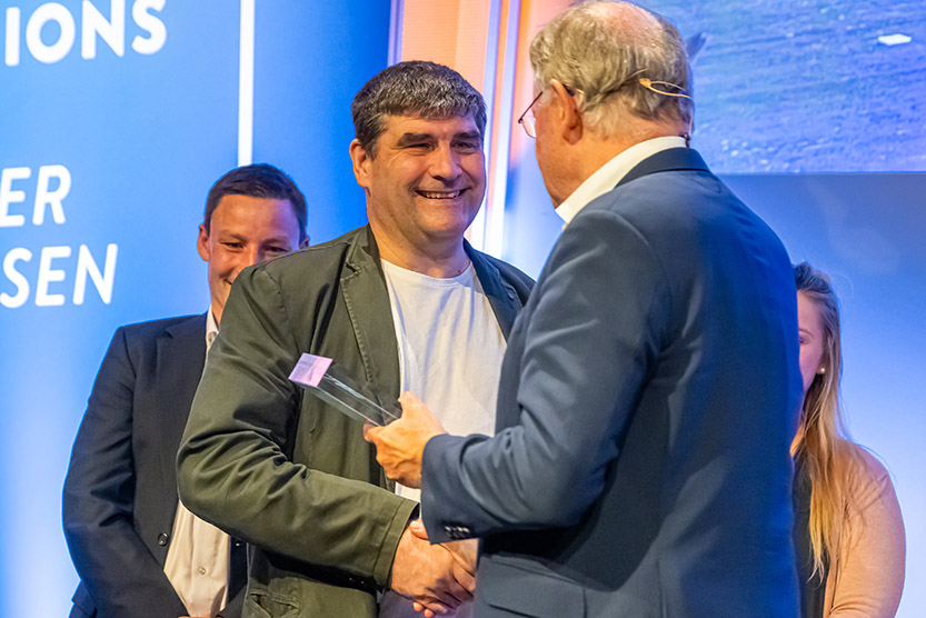  Der niedersächsischer Ministerpräsident Herr Weil übergibt den Inklusionspreis an die Oberkirchen Raptors.